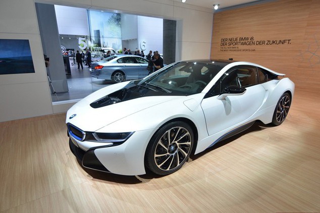 Can canh qua trinh lap rap va san xuat sieu xe BMW i8